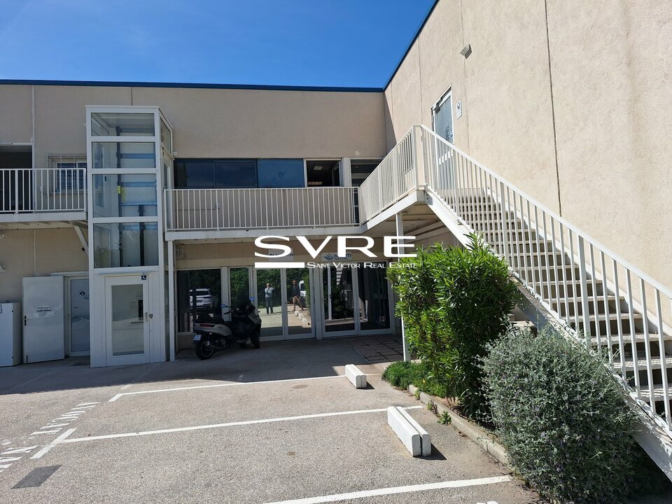 872209530_13_001635_4